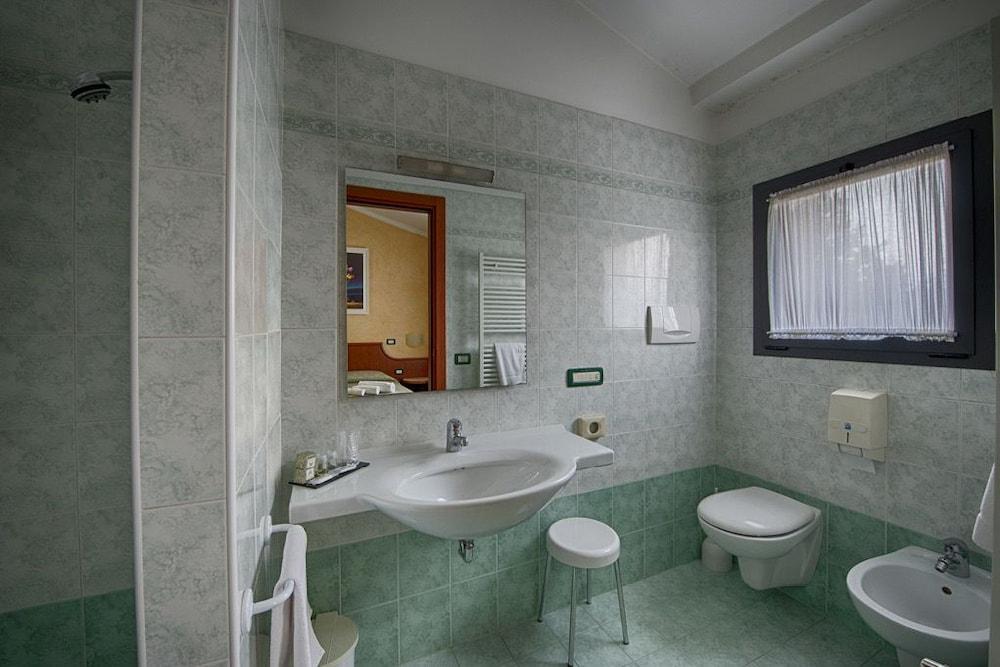 Hotel Guerro Кастелветро ди Модена Екстериор снимка